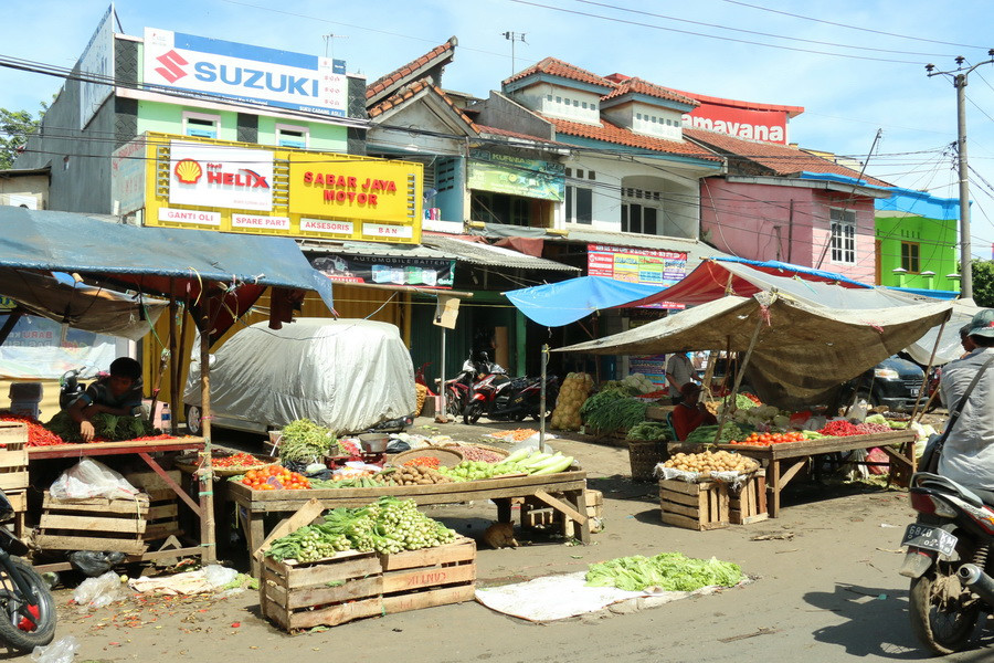 Một số hàng rau quả tại chợ Cileungsi đã bày bán trong khi các cửa hàng bên trong vẫn đóng cửa nghỉ lễ. (Ảnh: Đỗ Quyên/Vietnam+)