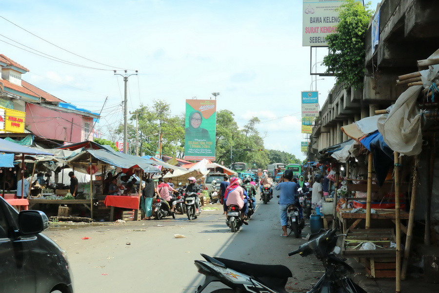 Một góc chợ Cileungsi khá tấp nập dù không bằng ngày thường. (Ảnh: Đỗ Quyên/Vietnam+)