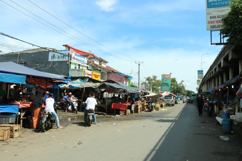 Chợ Cileungsi kém tấp nập hơn ngày thường. (Ảnh: Đỗ Quyên/Vietnam+)