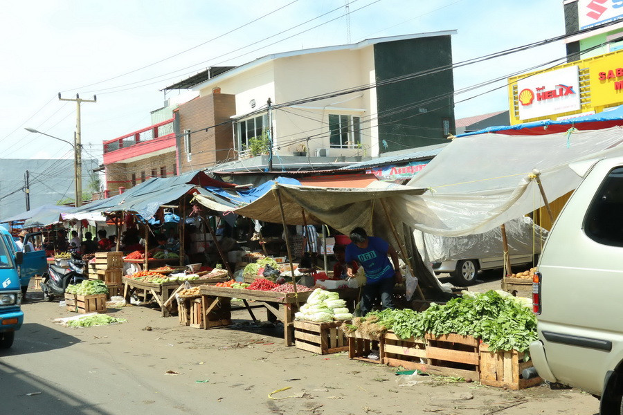 Một số hàng rau quả tại chợ Cileungsi đã bày bán trong khi các cửa hàng bên trong vẫn đóng cửa nghỉ lễ. (Ảnh: Đỗ Quyên/Vietnam+)