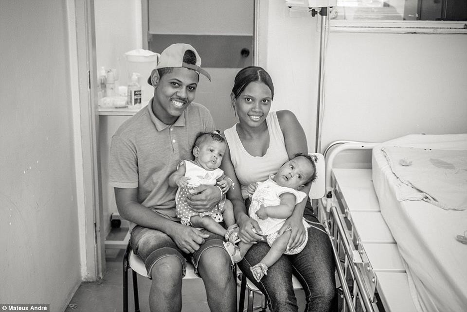 Tháng Tám vừa qua, nhiếp ảnh gia Mateus André đã ghi lại bức hình của cặp song sinh này nằm trong nôi và được bố mẹ bế trước khi bước vào phòng phẫu thuật. (Nguồn: CCTVNews)