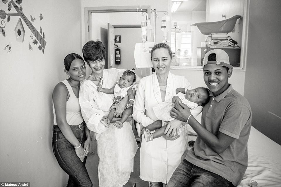 Nhiếp ảnh gia này tiếp tục câu chuyện của hai em khi quay trở lại gia đình để ghi lại trình trạng sức khỏe hồi phục của cặp song sinh sau khi phẫu thuật tách rời. (Nguồn: CCTVNews)