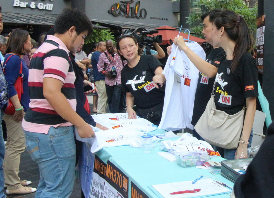 Bán hàng gây quỹ ủng hộ MH370. (Ảnh: Kim Dung/TTXVN) 