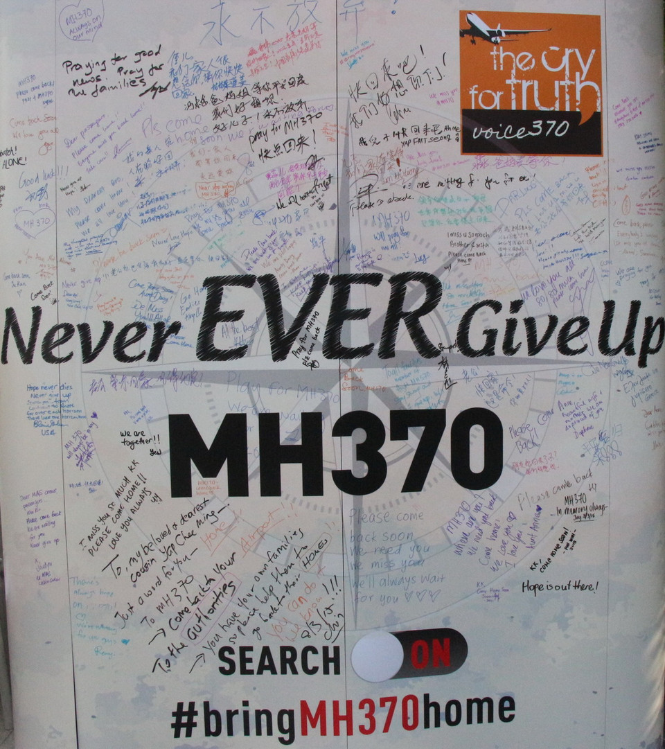 Mục đích của sự kiện này là để kêu gọi người dân trên khắp thế giới không quên thảm họa này và yêu cầu Chính phủ tiếp tục tìm kiếm MH370. (Ảnh: Kim Dung/TTXVN) 