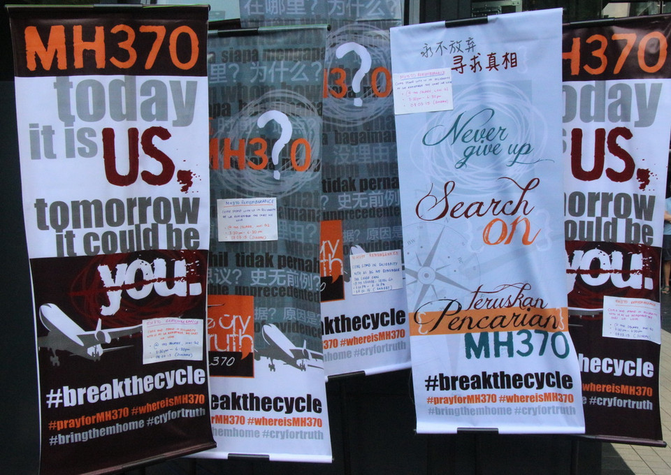 Các biểu ngữ về MH370 tại lễ kỷ niệm. (Ảnh: Kim Dung/TTXVN) 