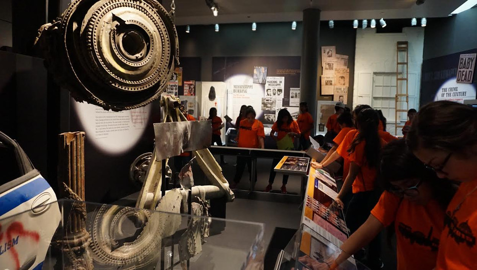 Phần còn lại của chiếc máy bay được trưng bày ở bảo tàng báo chí Newseum ở Washington DC.