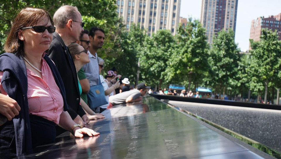 Rất nhiều người đến đây chỉ để tìm tên người thân của mình được khắc trên tấm bảng đồng trên thành hồ. 