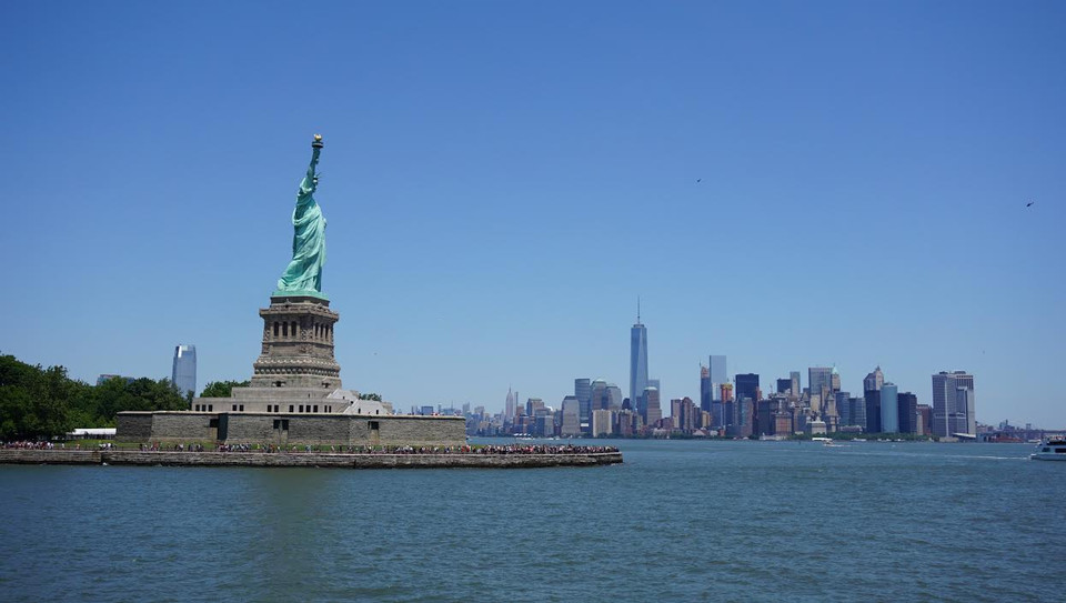 Tháp Tự Do nhìn từ tượng Nữ Thần Tự Do. 