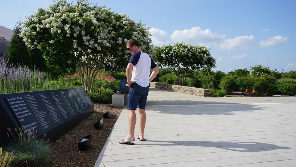 Phiến đá đen khắc tên 184 người thiệt mạng sau khi Lầu Năm Góc bị tấn công ở Washington DC. 