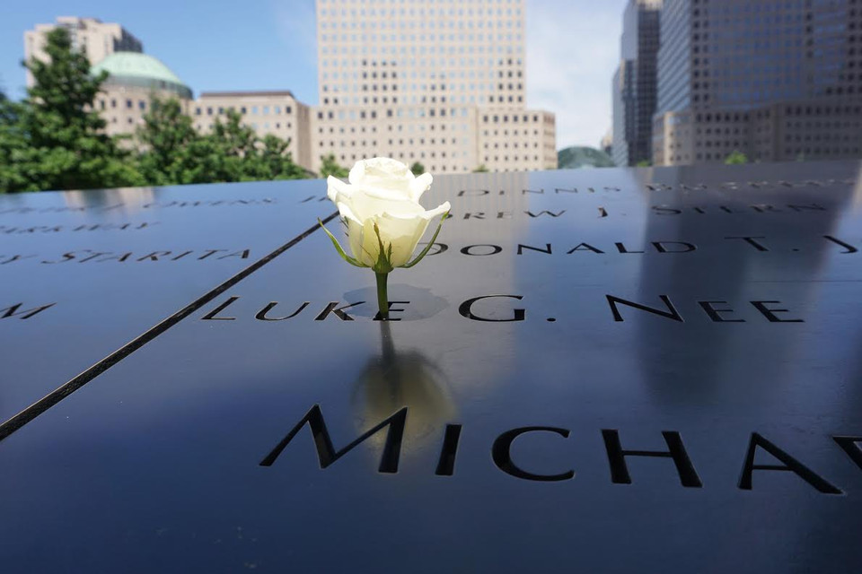 Nhiều người đặt hoa trắng lên tên người thân của mình.