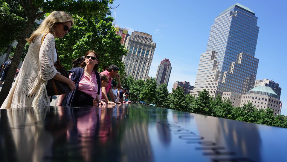 Rất nhiều người đến đây chỉ để tìm tên người thân của mình được khắc trên tấm bảng đồng trên thành hồ. 