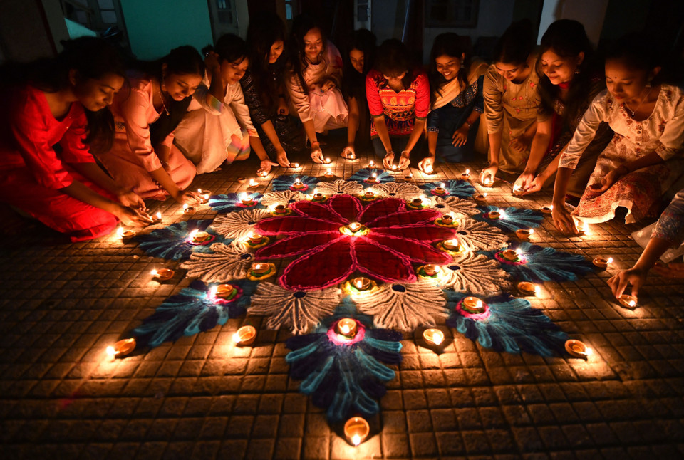 Ngày 12/11/2023, Lễ hội Diwali, lễ hội ánh sáng của người Hindu tại Ấn Độ, đã lập kỷ lục thế giới Guinness về số lượng đèn dầu bằng đất được thắp sáng. (Ảnh: AFP/TTXVN)
