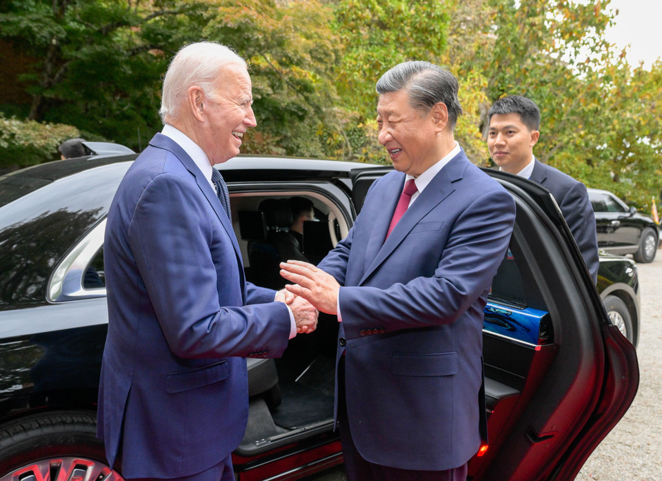 Tổng thống Mỹ Joe Biden (trái) và Chủ tịch Trung Quốc Tập Cận Bình có cuộc gặp thượng đỉnh bên lề Tuần lễ Cấp cao Diễn đàn Hợp tác kinh tế châu Á-Thái Bình Dương (APEC) 2023 tại San Francisco (Mỹ), ngày 15/11/2023. (Ảnh: THX/TTXVN)