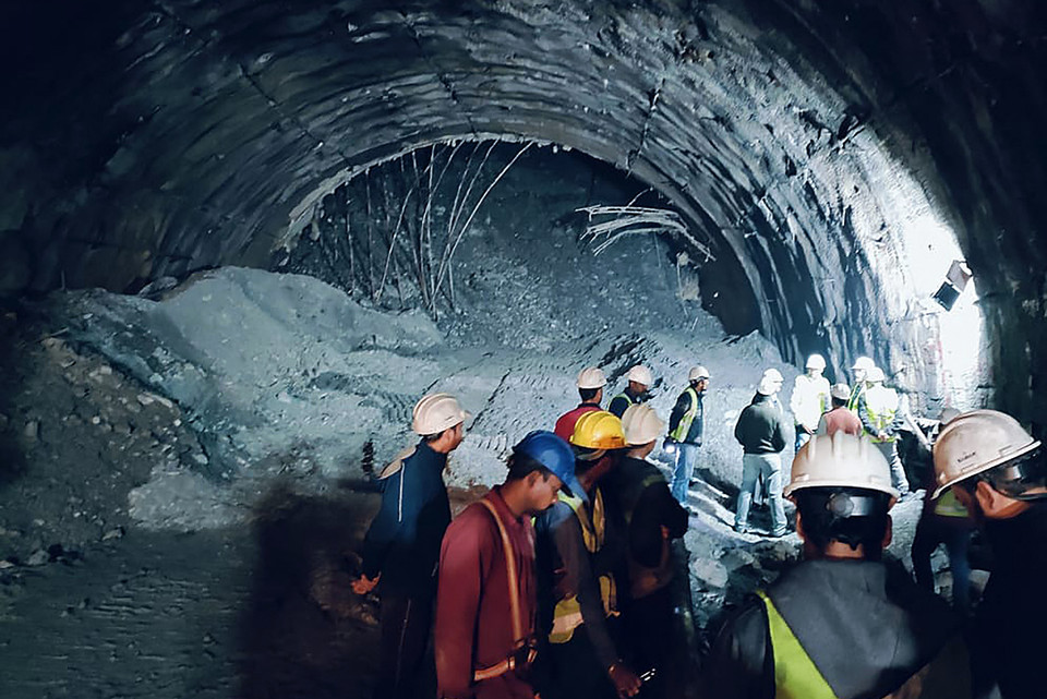 Lực lượng cứu hộ đã chuyển thuốc men, cùng với thực phẩm và bơm khí oxy xuống khu vực trú ngụ của 40 công nhân mắc kẹt. (Ảnh: AFP/TTXVN)