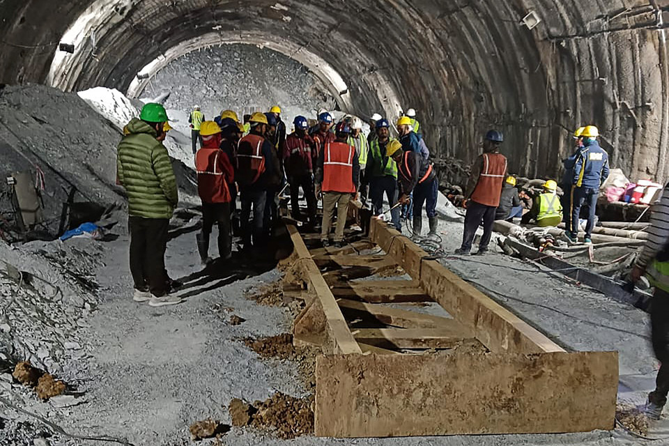 Ngày 16/11/2023, nhà chức trách Ấn Độ cho biết lực lượng chức năng đang tập trung khoan xuyên qua một tảng đá rơi để lắp đặt một đường ống có thể đưa các nạn nhân bị mắc kẹt trong vụ sập đường hầm ở bang Uttarakhand, miền Bắc nước này, ra ngoài an toàn. (Ảnh: AFP/TTXVN)