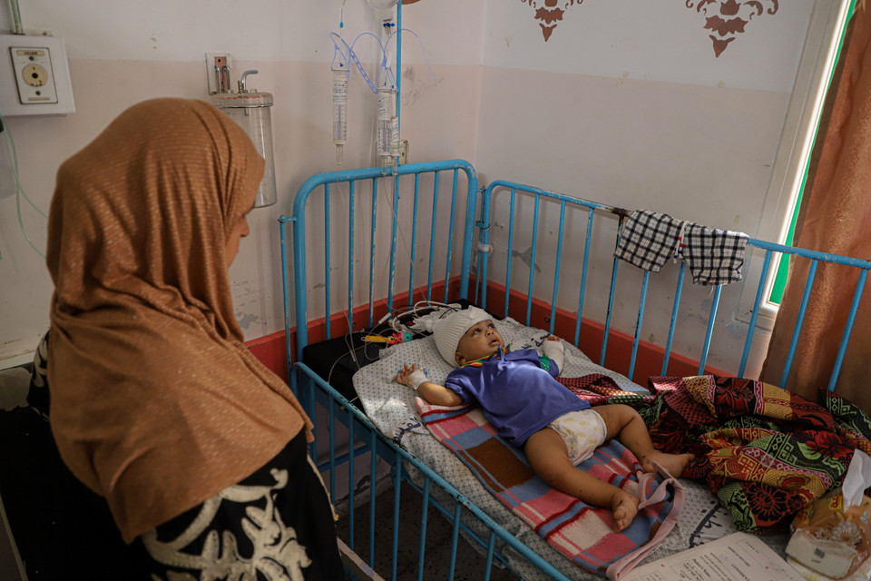 Em nhỏ bị thương được điều trị tại bệnh viện ở Khan Younis, Dải Gaza ngày 10/11/2023. (Ảnh: THX/TTXVN)