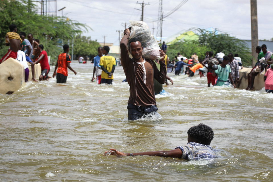 Cảnh ngập lụt sau những trận mưa lớn tại Beledweyne (Somalia). (Ảnh: AFP/TTXVN)