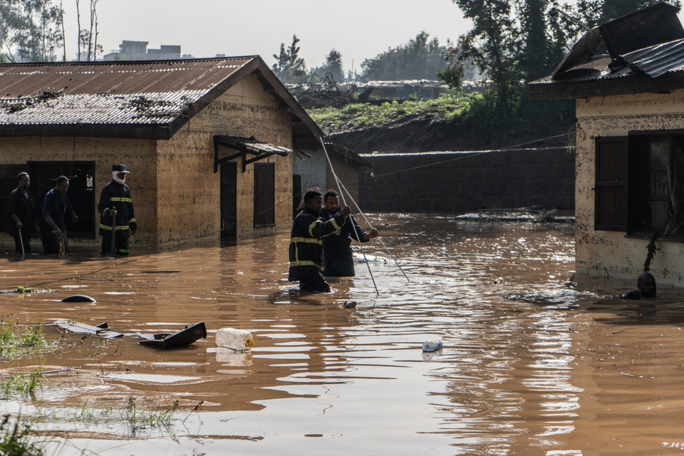 Cảnh ngập lụt sau những trận mưa lớn tại Addis Ababa (Ethiopia). (Ảnh: AFP/TTXVN)