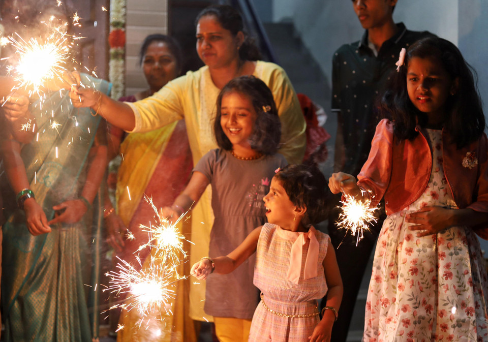 Lễ hội Diwali, lễ hội ánh sáng của người Hindu tại Ấn Độ, đã lập kỷ lục thế giới Guinness về số lượng đèn dầu bằng đất được thắp sáng. (Ảnh: AFP/TTXVN)