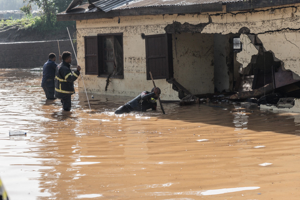 Ngập lụt sau mưa lớn ở Addis Ababa (Ethiopia). (Ảnh: AFP/TTXVN)