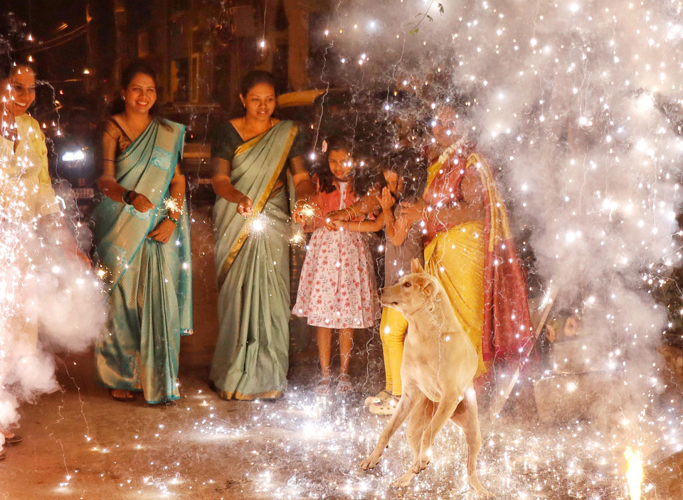Ngày 12/11/2023, Lễ hội Diwali, lễ hội ánh sáng của người Hindu tại Ấn Độ đã lập kỷ lục thế giới Guinness về số lượng đèn dầu bằng đất được thắp sáng. (Ảnh: THX/TTXVN)