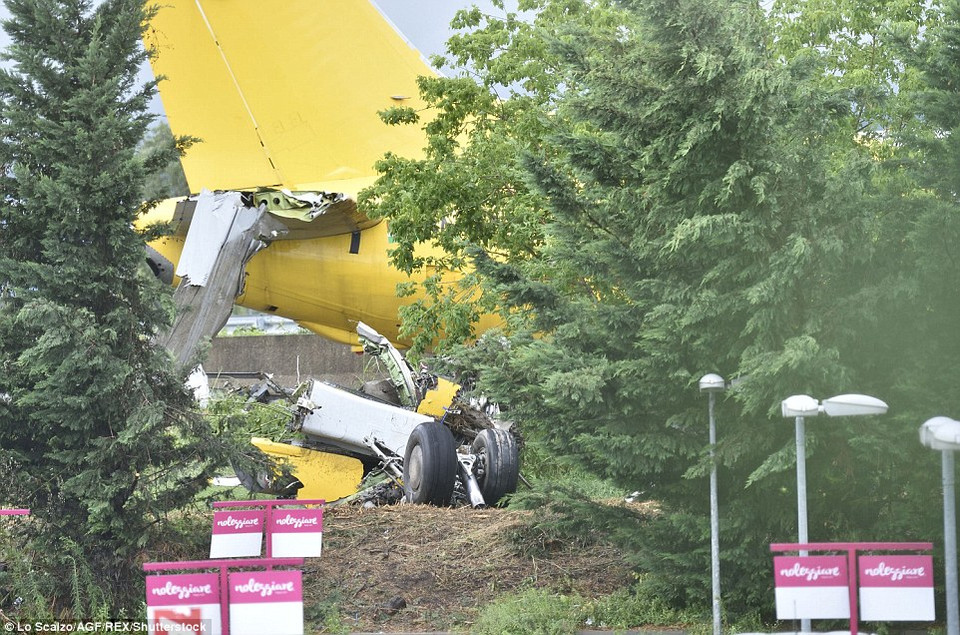 Các thiết bị hạ cánh của máy bay cũng bị gãy và nằm trên đường. (Nguồn: Dailymail)