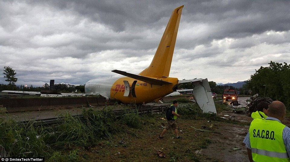 Sân bay đã phải đóng cửa vài tiếng sau đó. (Nguồn: Dailymail)