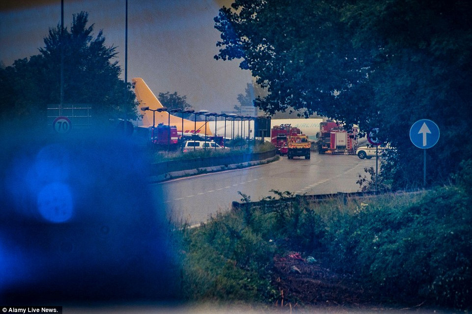 Nhiều chuyến bay tới Bergamo đã bị hoãn lại để cảnh sát điều tra. Sân bay Bergamo là sân bay lớn thứ 3 ở Italy với hơn 10 triệu lượt khách năm 2015. (Nguồn: Dailymail)