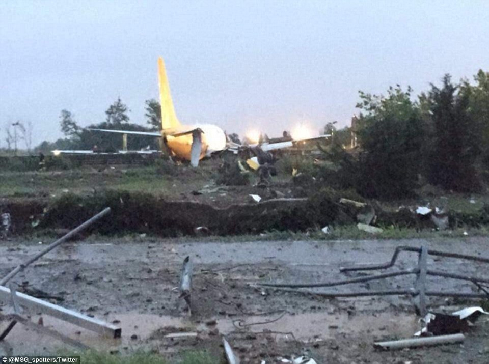 Theo báo cáo, không có ai bị thương trong vụ tai nạn và 3 phi hành đoàn vẫn an toàn. (Nguồn: Dailymail)