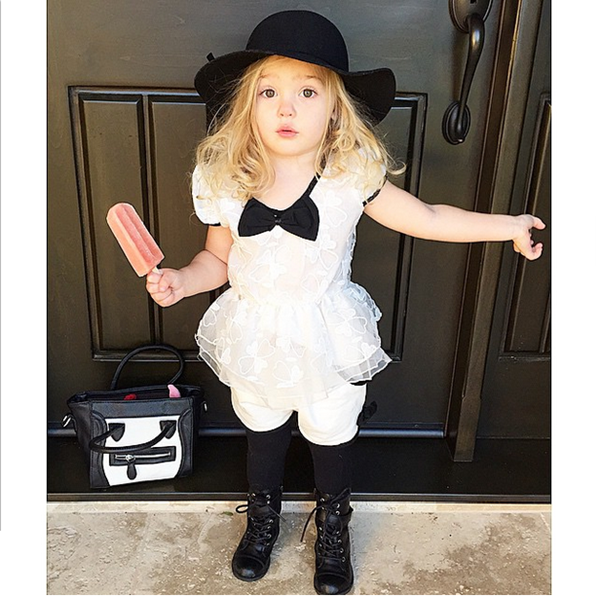 Hay tối giản hơn với trang phục chỉ có hai sắc đen, trắng chủ đạo cùng vẻ mặt ngơ ngác đáng yêu khiến người xem phải bật cười.