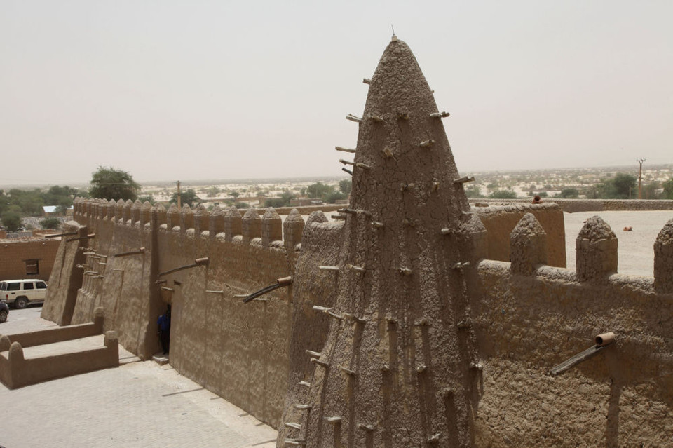 Nhà thờ Hồi giáo Djinguereber (Masjid) ở Timbuktu, Mali là trung tâm học vấn nổi tiếng được xây dựng vào năm 1327. Djinguereber là một trong bốn tổ hợp đại học Timbuktu. Nơi đây được liệt vào danh sách di sản văn hóa thế giới UNESCO vào năm 1988 và nằm trong danh sách đang gặp nguy hiểm vào năm 1990 do hiện tượng cát bay. Vào tháng 7/2012, phiến quân IS đã phá hủy hai lăng mộ ở thánh đường Djingareyber. (Nguồn: Sputnik) 