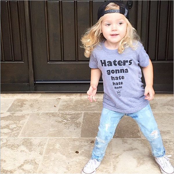 Phong cách hiếu động, nghịch ngợm của cô nhóc với áo T-shirt, quần jeans rách và mũ lưỡi trai đội ngược cũng 'đốn tim' người nhìn.