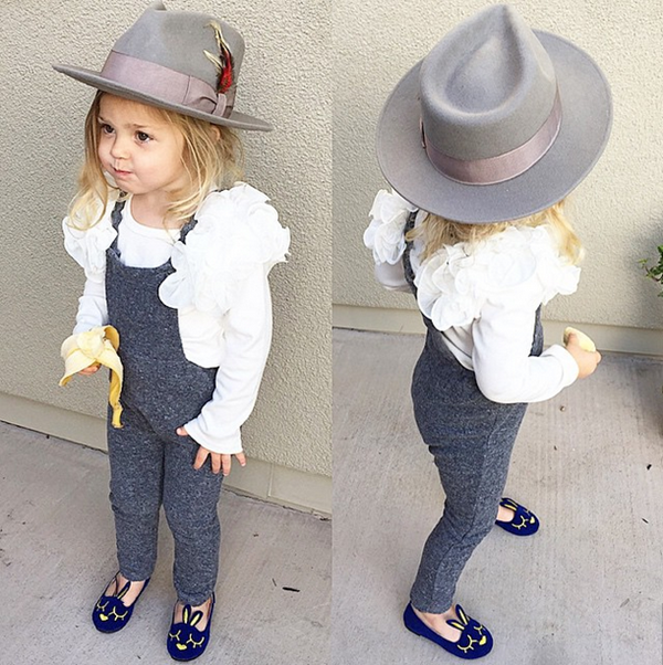 Hay 'chững chạc' hơn khi phối jumpsuit của Zara với áo tay bồng và đôi giày búp bê tai thỏ. 