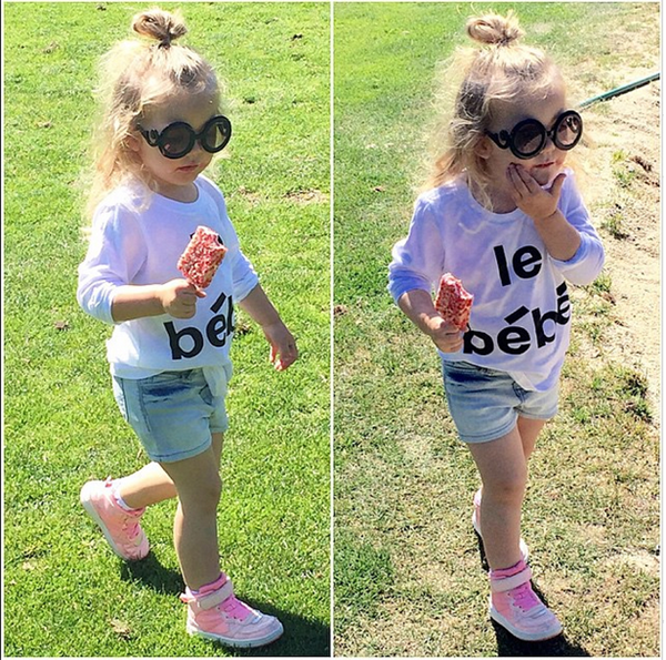 Với phong cách biến hóa không ngừng, cô nhóc lần này ra ngoài với set đồ thoải mái, năng động phù hợp với lứa tuổi hiểu động của mình. (Giày: H&amp;M, quần shorts: Gap Kids).