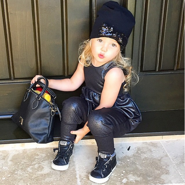 Daisy Lou lúc này ra dáng một quý cô sành điệu khi diện cả 'cây đen' và tạo dáng vô cùng điệu đà.