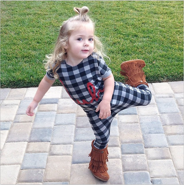 Cách tạo dạo của cô nhóc cũng độc đáo và sáng tạo, không bao giờ lặp lại hai lần một tư thế. Daisy Lou hiếu động và thoải mái khi diện jumpsuit kẻ ô vuông kết hợp cùng bốt da lộn tua rua.