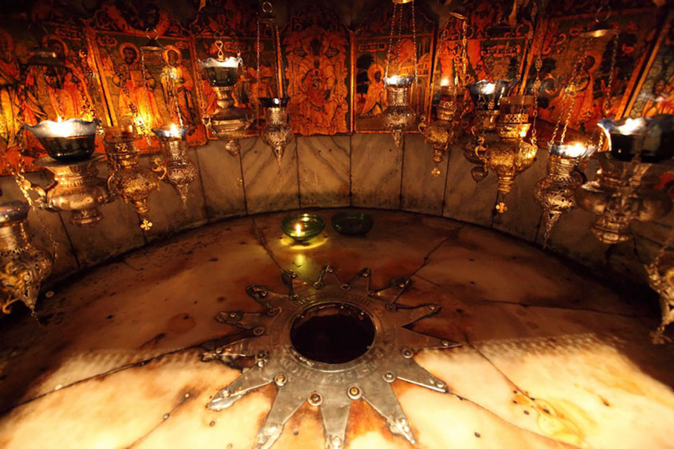 Hang Nativity là một trong những lăng mộ thiên chúa lớn nhất. Nơi đây được coi là nơi chúa Jesus giáng sinh, nằm bên dưới nhà thờ Nativity ở Bethlehem, Palestine. Những văn tự được viết đầu tiên trong hang có từ năm 150. Ngôi đền dưới lòng đất có từ thời Thánh Helena. Lăng mộ này thuộc sở hữu của nhà thờ Orthodox ở Jerusalem. (Nguồn: Sputnik)