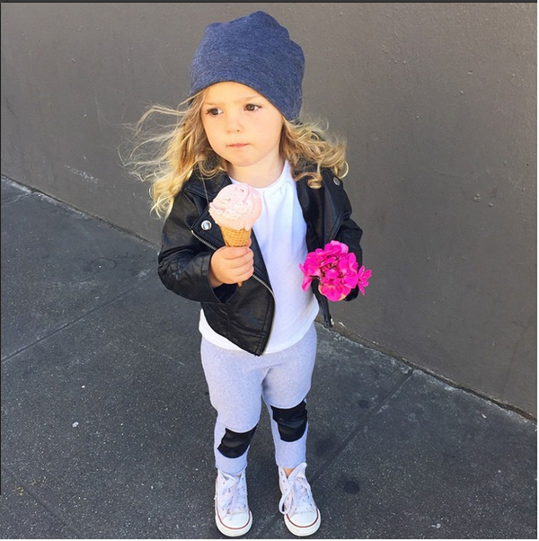 Dù chỉ ra ngoài ăn kem nhưng cũng phải mặc đẹp, cô nhóc khỏe khoắn hơn với mũ beanie (mũ len tròn), áo khoác da và giày sneakers thể thao. 