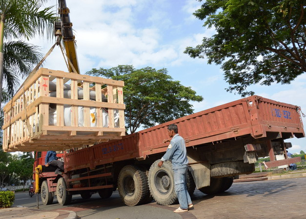 Vỏ Chú Vịt Vàng với trọng lượng 1,5 tấn được đưa đến hiện trường bằng xe cẩu trọng tải lớn. (Ảnh: Sỹ Dũng/Vietnam+)