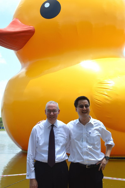 Ban lãnh đạo Công ty Cổ phần Bảo hiểm Nhân thọ Phú Hưng vui mừng khi Chú Vịt Vàng được lắp đặt thành công. (Ảnh: Sỹ Dũng/Vietnam+)