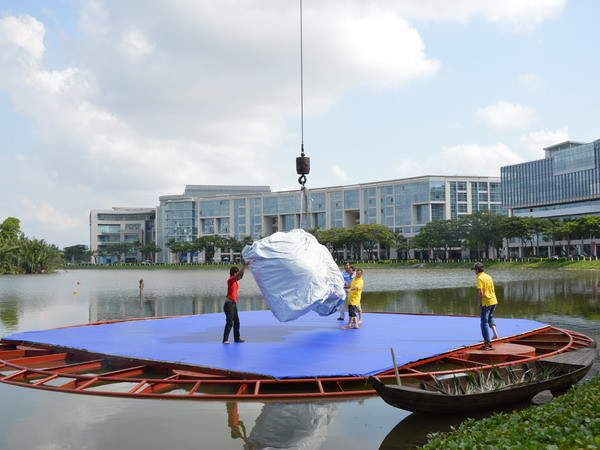 ...và đặt vào phần đế (đường kính 25 mét) đã lắp đặt trước trên Hồ Bán Nguyệt. (Ảnh: Sỹ Dũng/Vietnam+)