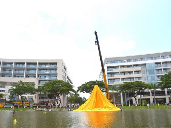 Để thực hiện việc lắp đặt Chú Vịt Vàng, các chuyên gia đã sử dụng xe cẩu 120 tấn. (Ảnh: Sỹ Dũng/Vietnam+)