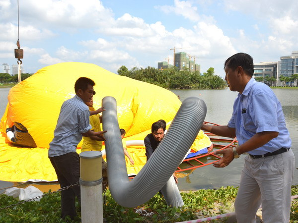 Các ống dẫn khí với đường kính khổng lồ, phục vụ cho việc bơm hơi chú vịt khổng lồ. (Ảnh: Sỹ Dũng/Vietnam+)