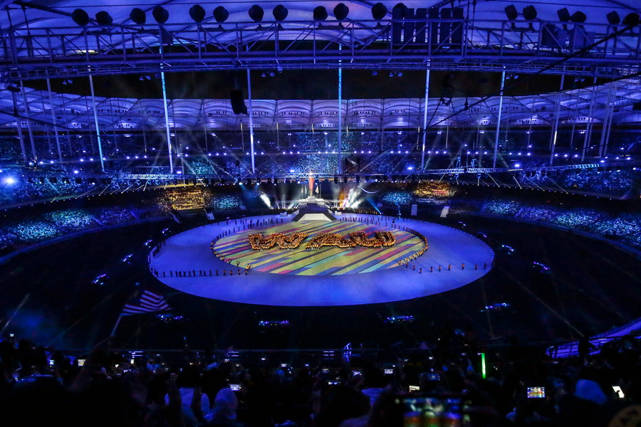 Tổng đạo diễn Saw Teong Hin đã mang đến cho khán giả một lễ bế mạc rực rỡ sắc màu, những màn trình diễn ánh sáng và âm thanh sôi động và đẹp mắt. (Nguồn: EPA/TTXVN) 