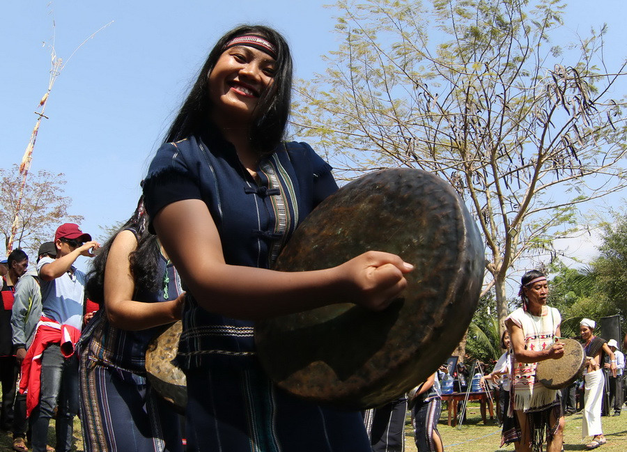 Những cô gái K’ho trong điệu cồng chiêng truyền thống. (Ảnh: Dương Giang/TTXVN)