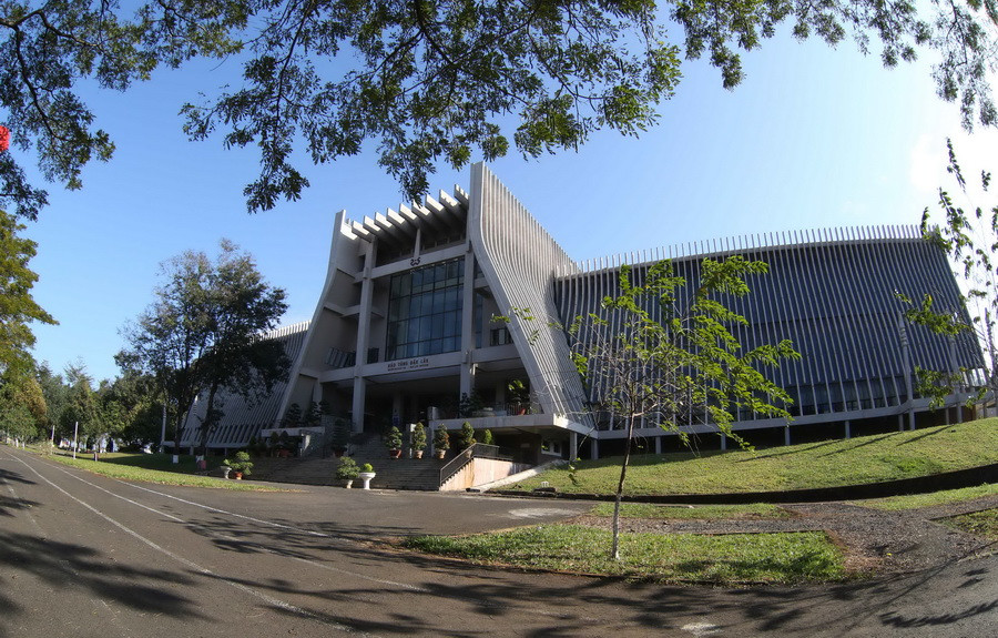 Bảo tàng tỉnh Đắk Lắk mang kiến trúc nhà dài của người Êđê. (Ảnh: Dương Giang/TTXVN)