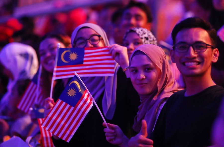 Cổ động viên nước chủ nhà tại lễ bế mạc. (Ảnh: Quốc Khánh/TTXVN)