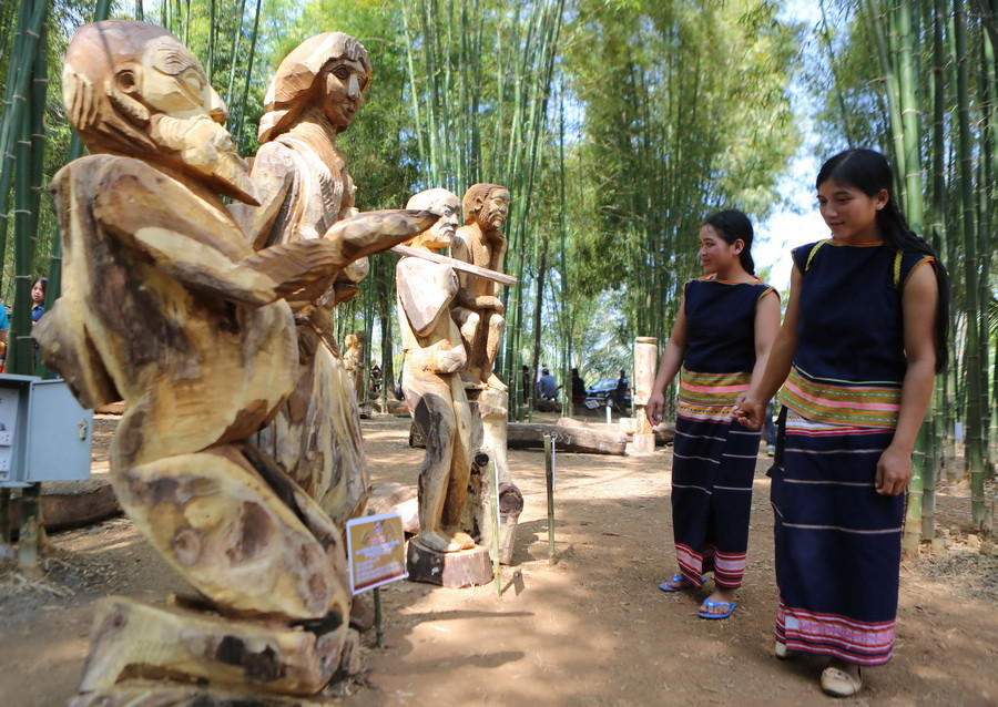 Vườn tượng truyền thống người Tây Nguyên ở buôn Ko Tam. (Ảnh: Dương Giang/TTXVN)