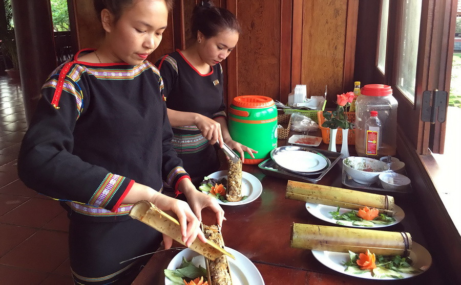 Cơm lam của người đồng bào Êđê, món ẩm thực hấp dẫn du khách. (Ảnh: Dương Giang/TTXVN)