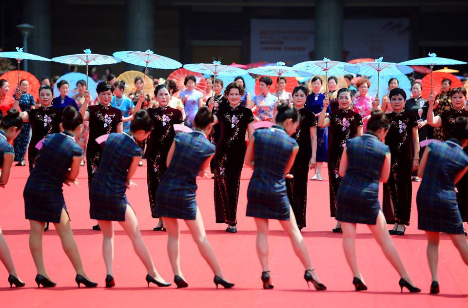 Từ những thành phố của đất nước đông dân nhất thế giới như Thâm Quyến, Hàng Châu, tới thành phố Chicago của Mỹ, áo Xường xám đã được trình diễn với nhiều màu sắc khác nhau. (Nguồn: CCTVNews)